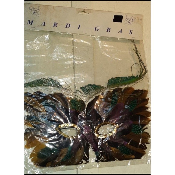 2 count Beautiful feather Mardi Gras masks - Picture 10 of 11